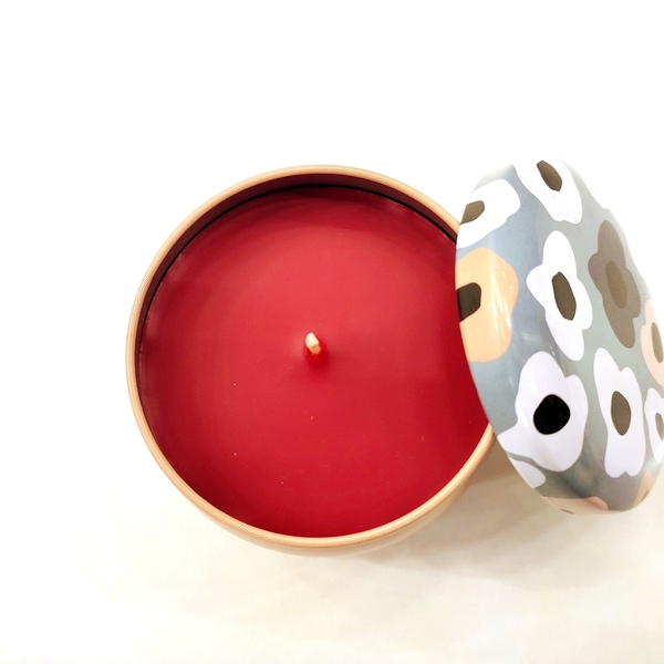Κερί αρωματικό κόκκινο χρώματος με άρωμα κανέλλας σε μεταλλικό βαζάκι σομόν φλοράλ 5εκχ7εκ - αρωματικά κεριά - 2