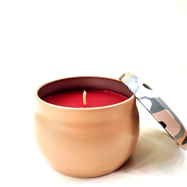 Κερί αρωματικό κόκκινο χρώματος με άρωμα κανέλλας σε μεταλλικό βαζάκι σομόν φλοράλ 5εκχ7εκ - αρωματικά κεριά - 3