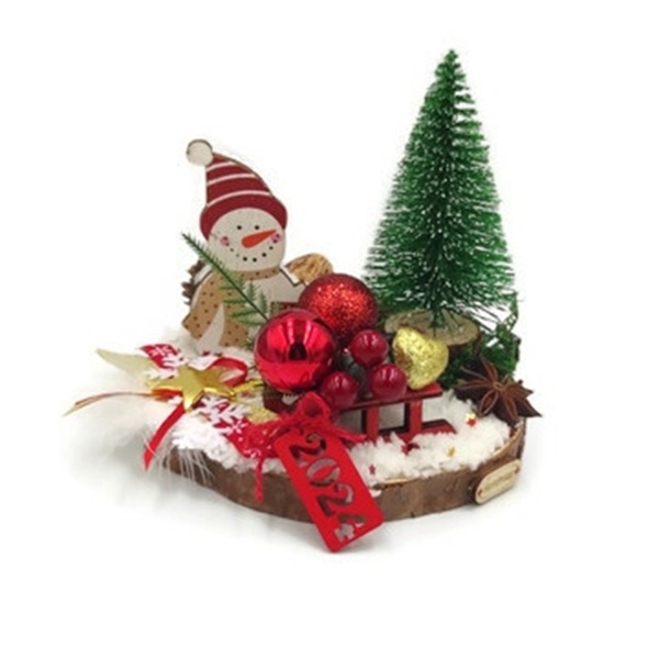 Χειροποίητο διακοσμητικό-γούρι ξύλινος χιονάνθρωπος σε κορμό δέντρου, με έλατο, διακοσμητικά και κόκκινο ξύλινο έλκηθρο - ξύλο, διακοσμητικά, χιονάνθρωπος, χριστουγεννιάτικα δώρα, γούρι 2023