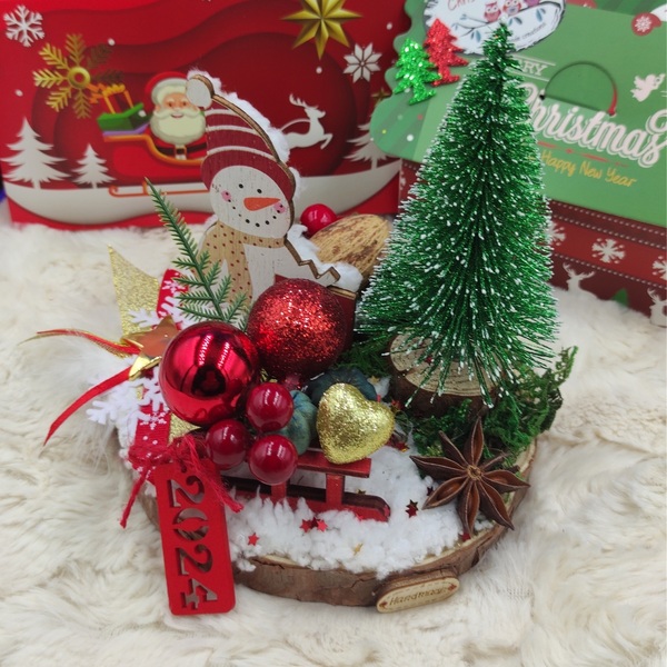 Χειροποίητο διακοσμητικό-γούρι ξύλινος χιονάνθρωπος σε κορμό δέντρου, με έλατο, διακοσμητικά και κόκκινο ξύλινο έλκηθρο - ξύλο, διακοσμητικά, χιονάνθρωπος, χριστουγεννιάτικα δώρα, γούρι 2023 - 3