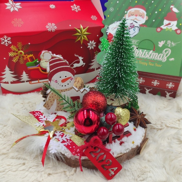 Χειροποίητο διακοσμητικό-γούρι ξύλινος χιονάνθρωπος σε κορμό δέντρου, με έλατο, διακοσμητικά και κόκκινο ξύλινο έλκηθρο - ξύλο, διακοσμητικά, χιονάνθρωπος, χριστουγεννιάτικα δώρα, γούρι 2023 - 2