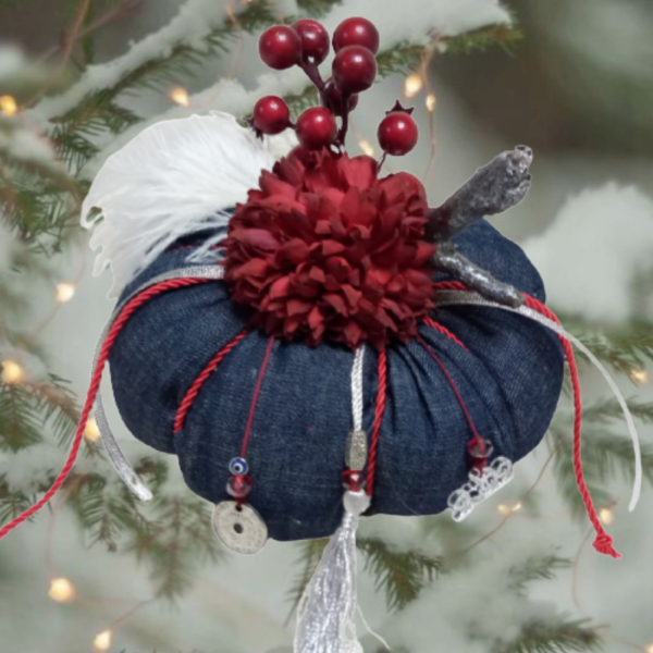 Πρωτότυπη χειροποίητη κολοκύθα - Γούρι από μαλακό τζίν ύφασμα σε μπλε χρώμα με κόκκινο λουλούδι ( Διάσταση 15 χ 12 εκ.) - ύφασμα, χειροποίητα, χριστουγεννιάτικα δώρα, κολοκύθα, γούρια - 2