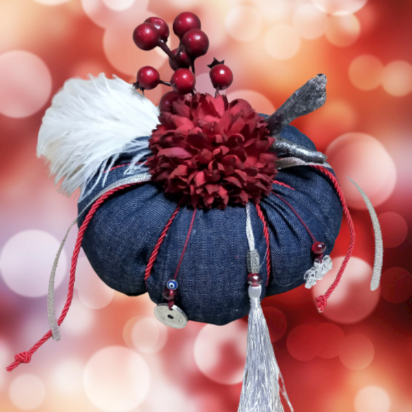 Πρωτότυπη χειροποίητη κολοκύθα - Γούρι από μαλακό τζίν ύφασμα σε μπλε χρώμα με κόκκινο λουλούδι ( Διάσταση 15 χ 12 εκ.) - ύφασμα, χειροποίητα, χριστουγεννιάτικα δώρα, κολοκύθα, γούρια - 4