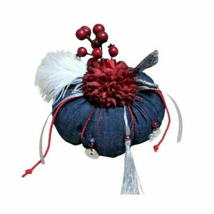 Πρωτότυπη χειροποίητη κολοκύθα - Γούρι από μαλακό τζίν ύφασμα σε μπλε χρώμα με κόκκινο λουλούδι ( Διάσταση 15 χ 12 εκ.) - ύφασμα, χειροποίητα, χριστουγεννιάτικα δώρα, κολοκύθα, γούρια