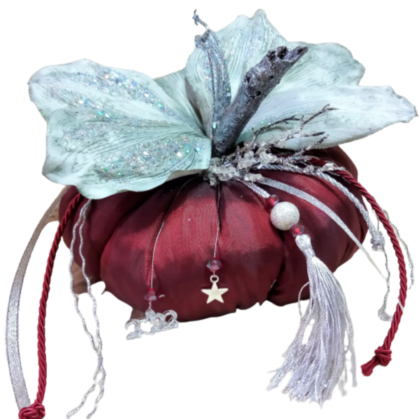 Χειροποίητη μεγάλη κολοκύθα - Γούρι από ύφασμα ταφτά σε μπορντό χρώμα με ασημί λουλούδι- διάσταση 18 χ 11 εκ.- - ύφασμα, χριστουγεννιάτικο, χριστουγεννιάτικα δώρα, κολοκύθα, γούρια - 4