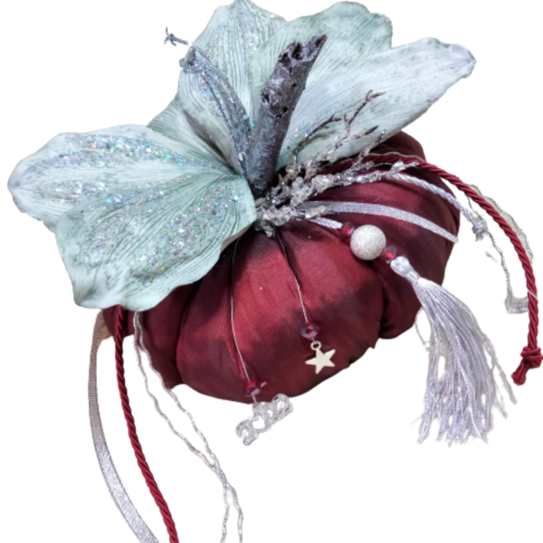 Χειροποίητη μεγάλη κολοκύθα - Γούρι από ύφασμα ταφτά σε μπορντό χρώμα με ασημί λουλούδι- διάσταση 18 χ 11 εκ.- - ύφασμα, χριστουγεννιάτικο, χριστουγεννιάτικα δώρα, κολοκύθα, γούρια - 5