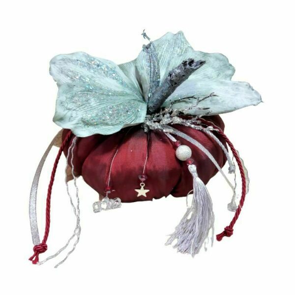 Χειροποίητη μεγάλη κολοκύθα - Γούρι από ύφασμα ταφτά σε μπορντό χρώμα με ασημί λουλούδι- διάσταση 18 χ 11 εκ.- - ύφασμα, χριστουγεννιάτικο, χριστουγεννιάτικα δώρα, κολοκύθα, γούρια