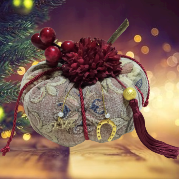 Μοναδική χειροποίητη κολοκύθα - Γούρι από μπροκάρ ύφασμα σε αποχρώσεις του μπεζ-ροζ με μπορντό λουλούδι - διάσταση 16 χ 12 εκ. - ύφασμα, χριστουγεννιάτικο, χριστουγεννιάτικα δώρα, κολοκύθα, γούρια - 2
