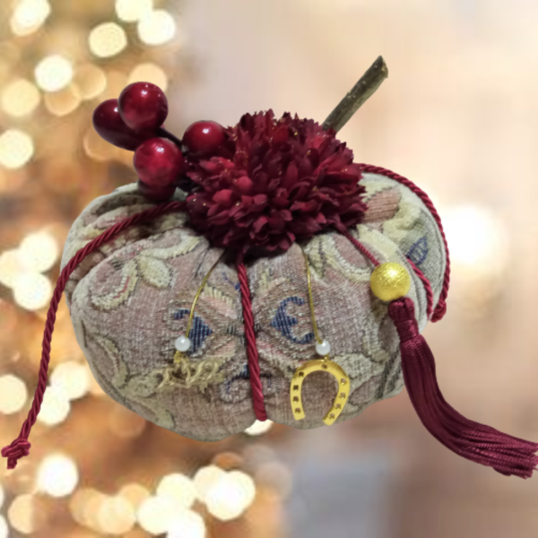 Μοναδική χειροποίητη κολοκύθα - Γούρι από μπροκάρ ύφασμα σε αποχρώσεις του μπεζ-ροζ με μπορντό λουλούδι - διάσταση 16 χ 12 εκ. - ύφασμα, χριστουγεννιάτικο, χριστουγεννιάτικα δώρα, κολοκύθα, γούρια - 4