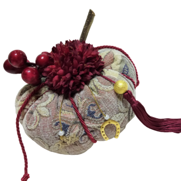 Μοναδική χειροποίητη κολοκύθα - Γούρι από μπροκάρ ύφασμα σε αποχρώσεις του μπεζ-ροζ με μπορντό λουλούδι - διάσταση 16 χ 12 εκ. - ύφασμα, χριστουγεννιάτικο, χριστουγεννιάτικα δώρα, κολοκύθα, γούρια - 5