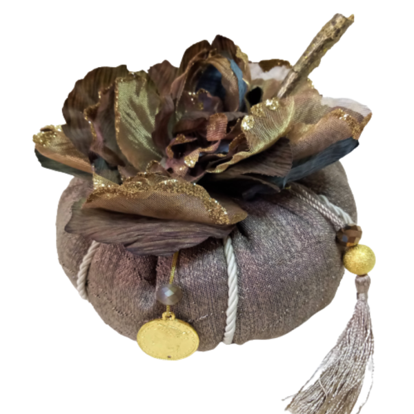 Χειροποίητη κολοκύθα - Γούρι από ύφασμα αλπακά σε μπεζ χρώμα με λουλούδι σε καφέ- χρυσό - διάσταση 15 χ 13 εκ. - ύφασμα, χριστουγεννιάτικο, χριστουγεννιάτικα δώρα, κολοκύθα, γούρια - 2