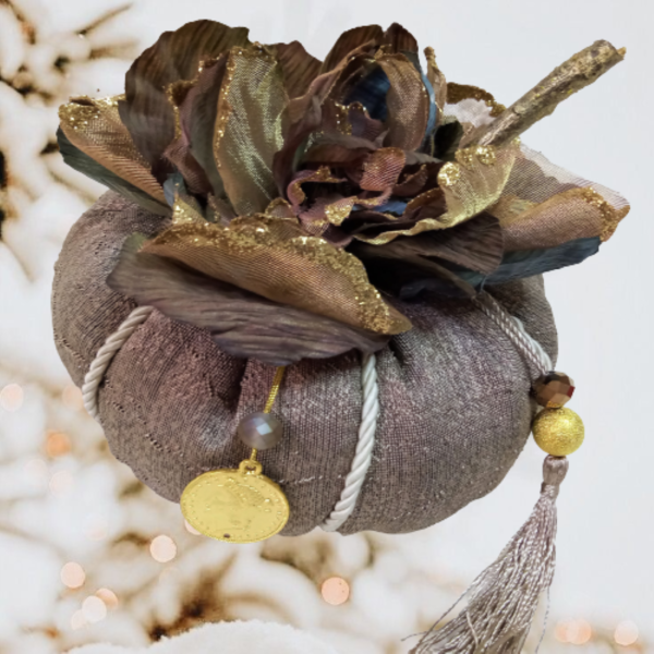 Χειροποίητη κολοκύθα - Γούρι από ύφασμα αλπακά σε μπεζ χρώμα με λουλούδι σε καφέ- χρυσό - διάσταση 15 χ 13 εκ. - ύφασμα, χριστουγεννιάτικο, χριστουγεννιάτικα δώρα, κολοκύθα, γούρια - 3