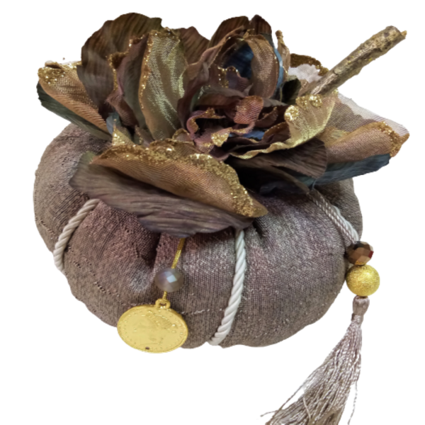 Χειροποίητη κολοκύθα - Γούρι από ύφασμα αλπακά σε μπεζ χρώμα με λουλούδι σε καφέ- χρυσό - διάσταση 15 χ 13 εκ. - ύφασμα, χριστουγεννιάτικο, χριστουγεννιάτικα δώρα, κολοκύθα, γούρια - 4