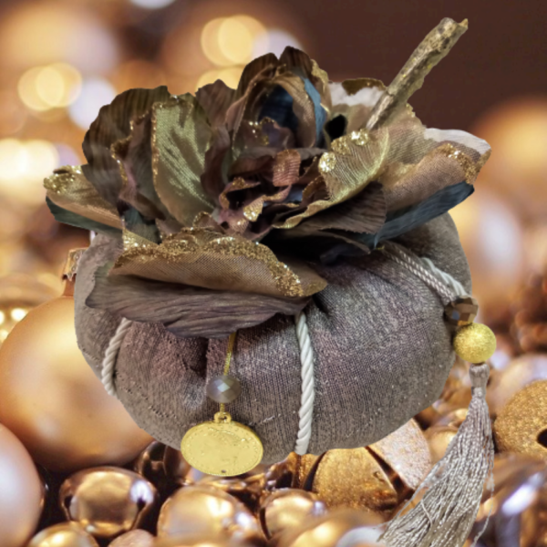 Χειροποίητη κολοκύθα - Γούρι από ύφασμα αλπακά σε μπεζ χρώμα με λουλούδι σε καφέ- χρυσό - διάσταση 15 χ 13 εκ. - ύφασμα, χριστουγεννιάτικο, χριστουγεννιάτικα δώρα, κολοκύθα, γούρια - 5