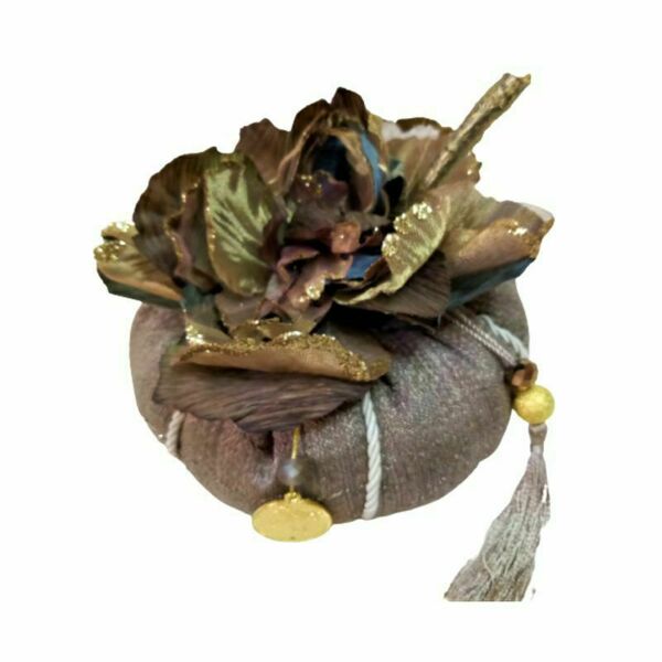 Χειροποίητη κολοκύθα - Γούρι από ύφασμα αλπακά σε μπεζ χρώμα με λουλούδι σε καφέ- χρυσό - διάσταση 15 χ 13 εκ. - ύφασμα, χριστουγεννιάτικο, χριστουγεννιάτικα δώρα, κολοκύθα, γούρια