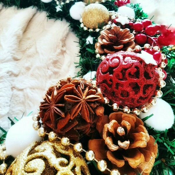 Χριστουγεννιάτικο στεφάνι με κουκουνάρια, και μπάλες χρυσές και κόκκινες, 45εκ.διάμετρος - ξύλο, στεφάνια, διακοσμητικά, κουκουνάρι - 3