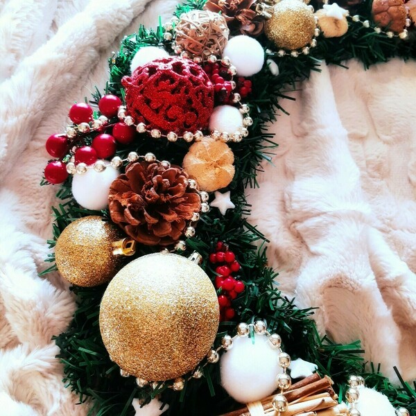 Χριστουγεννιάτικο στεφάνι με κουκουνάρια, και μπάλες χρυσές και κόκκινες, 45εκ.διάμετρος - ξύλο, στεφάνια, διακοσμητικά, κουκουνάρι - 4