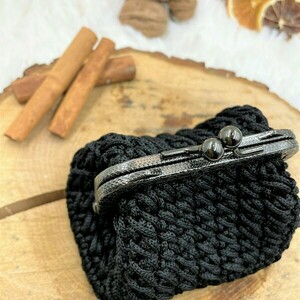 Macrame πορτοφολάκι με ελασμα "Mini Black" - ύφασμα, νήμα, χριστουγεννιάτικα δώρα, πορτοφόλια κερμάτων, δωρο για επέτειο - 2