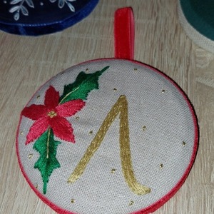 Κεντημένο χειροποίητο χριστουγεννιάτικο στολίδι- Αρχικό γράμμα με αλεξανδρινό λουλούδι - ύφασμα, νήμα, βελούδο, στολίδια, προσωποποιημένα - 2