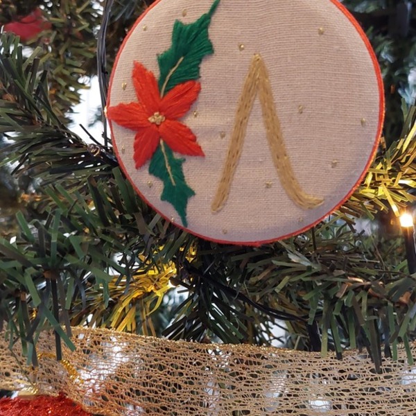 Κεντημένο χειροποίητο χριστουγεννιάτικο στολίδι- Αρχικό γράμμα με αλεξανδρινό λουλούδι - ύφασμα, νήμα, βελούδο, στολίδια, προσωποποιημένα - 3