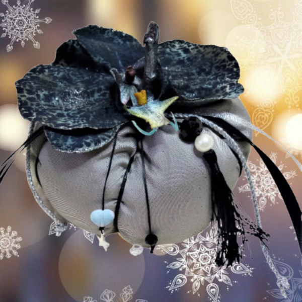 Χειροποίητη κολοκύθα - Γούρι από ύφασμα σατέν ασημί ματ χρώμα με μαύρη ορχιδέα (14 χ 11 εκ.) - ύφασμα, χειροποίητα, χριστουγεννιάτικο, κολοκύθα, γούρια - 4