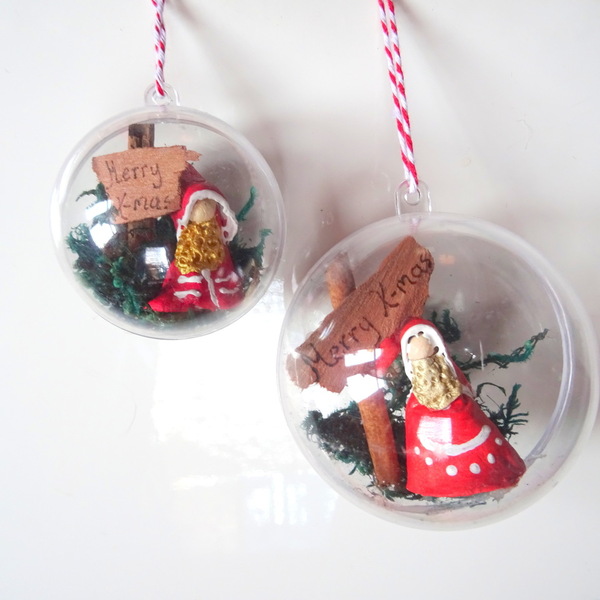 Χριστουγενιάτικες πλαστικές μπάλες διαμέτρου 6 με χειροποίητα νανάκια, κάνελα κ πυρογραφία σε ευκάλυπτο - plexi glass, άγιος βασίλης, στολίδια, μπάλες - 2