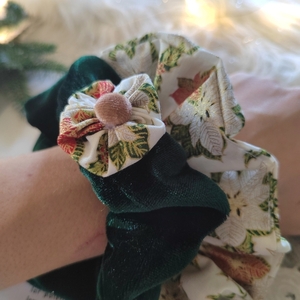 Σετ από δύο χριστουγεννιατικα scrunchies λαστιχάκια μαλλιών βελούδινο πράσινο με διακοσμητικό με αλεξανδρινα και με βαμβακερο με αλεξανδρινα. 2τμχ medium size - ύφασμα, γυναικεία, χριστουγεννιάτικα δώρα, σετ δώρου - 2