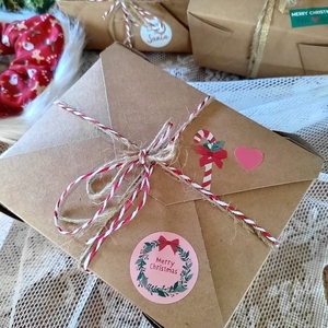 Σετ από δύο χριστουγεννιατικα scrunchies λαστιχάκια μαλλιών βελούδινο πράσινο με διακοσμητικό με αλεξανδρινα και με βαμβακερο με αλεξανδρινα. 2τμχ medium size - ύφασμα, γυναικεία, χριστουγεννιάτικα δώρα, σετ δώρου - 5