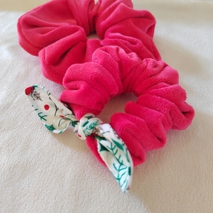 Σετ από δύο χριστουγεννιατικα scrunchies λαστιχάκια μαλλιών μαμά και κόρη κόκκινο βελούδο 2τμχ medium και small size. - ύφασμα, χριστουγεννιάτικα δώρα, μαμά και κόρη, σετ δώρου, λαστιχάκια μαλλιών - 2