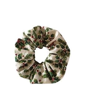 Χειροποιητο χριστουγεννιατικο λαστιχάκι μαλλιών scrunchies κοκαλάκι σε σπασμένο λευκό με γκι 1τμχ medium size-Αντίγραφο - ύφασμα, χριστουγεννιάτικο, χριστουγεννιάτικα δώρα, δώρα για γυναίκες, λαστιχάκια μαλλιών