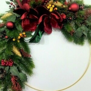 Χριστουγεννιάτικο στεφάνι με κόκκινα λουλούδια - ύφασμα, στεφάνια, διακοσμητικά, κουκουνάρι