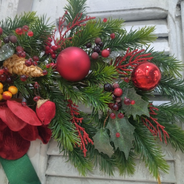 Χριστουγεννιάτικο στεφάνι με κόκκινα λουλούδια - ύφασμα, στεφάνια, διακοσμητικά, κουκουνάρι - 4