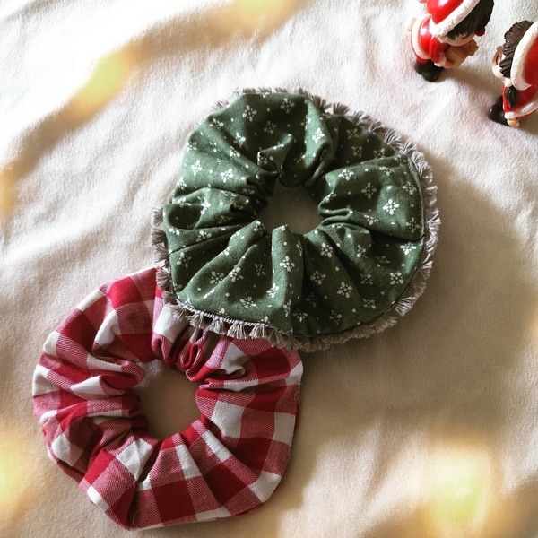 Σετ από 2τμχ.χριστουγεννιατικα scrunchies λαστιχάκια μαλλιών κοκαλάκια πράσινο με χιονονιφάδα και κόκκινο καρό 2τμχ medium size.-Αντίγραφο - ύφασμα, καρό, χριστουγεννιάτικο, χριστουγεννιάτικα δώρα, λαστιχάκια μαλλιών - 3