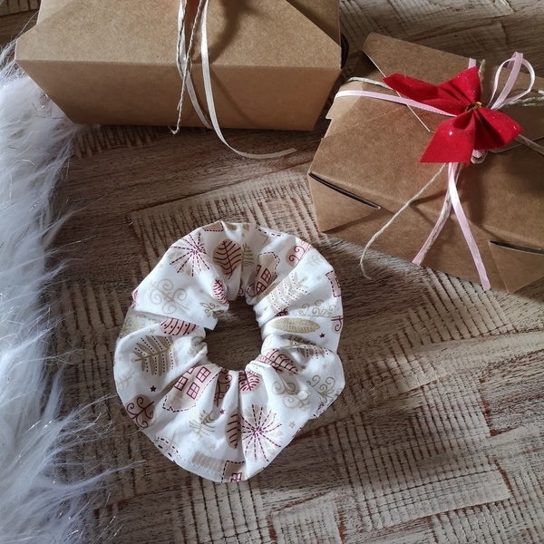 Χειροποιητο χριστουγεννιατικο λαστιχάκι μαλλιών κοκαλάκι scrunchies σε απρο χρώμα με σπιτάκια-Αντίγραφο - ύφασμα, σπιτάκι, χριστουγεννιάτικο, χριστουγεννιάτικα δώρα, λαστιχάκια μαλλιών - 3
