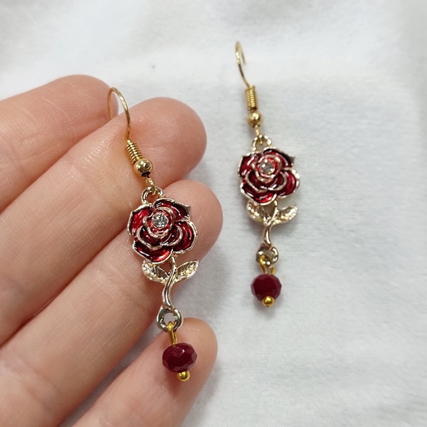 Επίχρυσα σκουλαρίκια με κόκκινο τριαντάφυλλο - λουλούδι, μικρά, μπρούντζος, κρεμαστά, γάντζος - 3