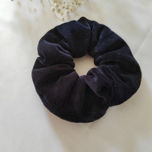 Χειροποιητο υφασμάτινο βελούδινο μαύρο scrunchie λαστιχάκι μαλλιών 1τμχ medium size. - ύφασμα, χριστουγεννιάτικα δώρα, Black Friday, λαστιχάκια μαλλιών, velvet scrunchies - 3