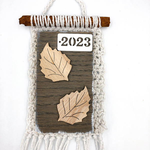 Γούρι 2023 - Πλεκτό κρεμαστό γούρι με ξύλινα φύλλα. - Διαστάσεις: 19*9 εκ. - ξύλο, νήμα, γούρια - 4