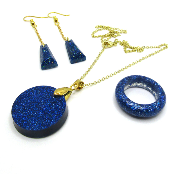Cosmic Blue σετ δώρου με κολιέ σκουλαρίκια και δαχτυλίδι σε σκούρο μπλε - γυαλί, φθηνά, μενταγιόν