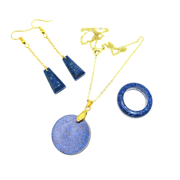 Cosmic Blue σετ δώρου με κολιέ σκουλαρίκια και δαχτυλίδι σε σκούρο μπλε - γυαλί, φθηνά, μενταγιόν - 2