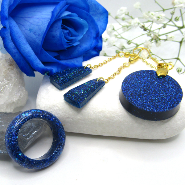 Cosmic Blue σετ δώρου με κολιέ σκουλαρίκια και δαχτυλίδι σε σκούρο μπλε - γυαλί, φθηνά, μενταγιόν - 3