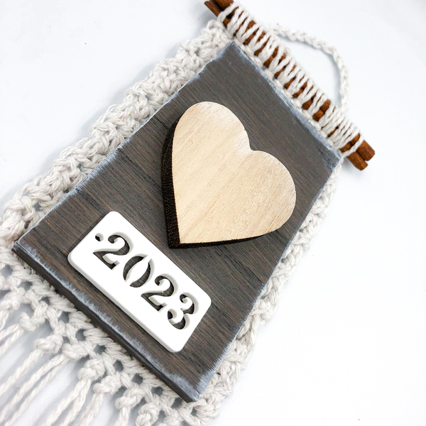 Πλεκτό κρεμαστό γούρι 2023 από λευκό νήμα μακραμέ με ξύλινη καρδιά. - Διαστάσεις: 19*9 εκ. - ξύλο, νήμα, γούρια