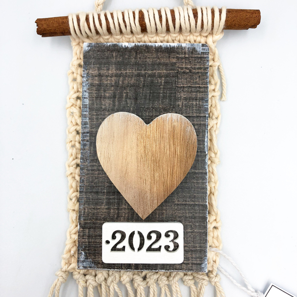 Πλεκτό κρεμαστό γούρι 2023 από ιβουάρ νήμα μακραμέ με ξύλινη καρδιά. - Διαστάσεις: 19*9 εκ. - ξύλο, νήμα, γούρια - 4