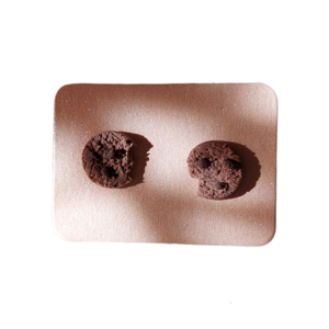 Σκουλαρίκια χειροποίητα, μικρό μπισκότο σοκολάτας, από πολυμερικό πηλό και ατσάλι, καφέ - πηλός, καρφωτά, μικρά, ατσάλι, φθηνά