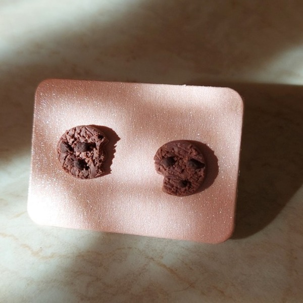 Σκουλαρίκια χειροποίητα, μικρό μπισκότο σοκολάτας, από πολυμερικό πηλό και ατσάλι, καφέ - πηλός, καρφωτά, μικρά, ατσάλι, φθηνά - 3