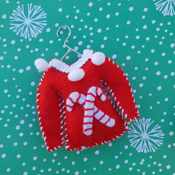 Χριστουγεννιάτικο πουλόβερ στολίδι ugly sweater- κόκκινα ζαχαρωτά υφασμάτινο με κρεμάστρα 12 εκ. - ύφασμα, τσόχα, χριστουγεννιάτικα δώρα, στολίδια - 2