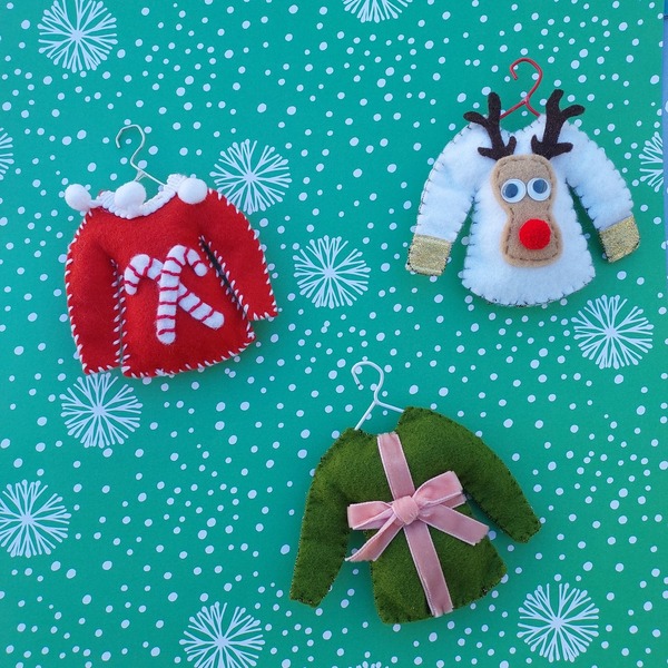 Χριστουγεννιάτικο πουλόβερ στολίδι ugly sweater- δωράκι ροζ φιόγκος υφασμάτινο με κρεμάστρα 12 εκ. - ύφασμα, χριστουγεννιάτικα δώρα, στολίδι δέντρου, στολίδια - 3