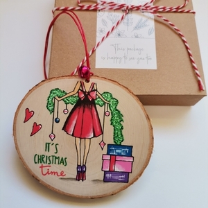Προσωποποιημένο χειροποίητο χριστουγεννιάτικο ξύλινο στολίδι 9 εκ. για φίλη "it's Christmas time" - ξύλο, στολίδια - 2
