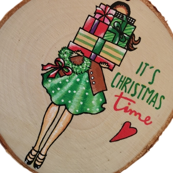 Προσωποποιημένο χειροποίητο χριστουγεννιάτικο ξύλινο στολίδι 9 εκ. "girl with presents" - ξύλο, στολίδια - 4