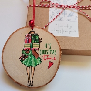 Προσωποποιημένο χειροποίητο χριστουγεννιάτικο ξύλινο στολίδι 9 εκ. "girl with presents" - ξύλο, στολίδια - 3