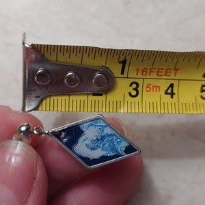 Σκουλαρίκια χειροποίητα, ρόμβοι, από πολυμερικό πηλό, μέταλλο και ατσάλι, γαλαζιο, μπλε και άσπρο, 3 εκ. μάκρος, 1 εκ. πλάτος - πηλός, μικρά, ατσάλι, κρεμαστά, καρφάκι - 4